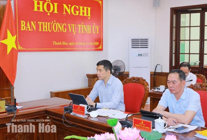 Phó Bí thư Thường trực Tỉnh ủy Nguyễn Hồng Phong và Phó Bí thư Tỉnh ủy Trịnh Tuấn Sinh dự hội nghị.