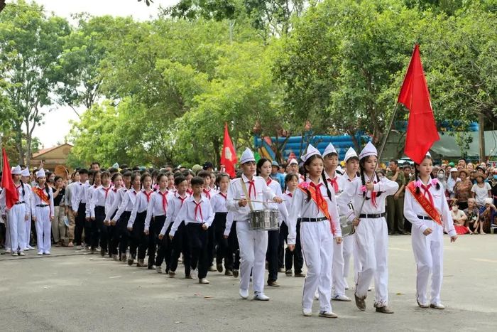 Các chi đội dự thi nghi thức đội.