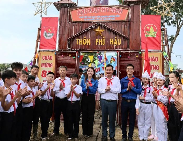 Bí thư Tỉnh Đoàn Lê Ngọc Ánh và các đại biểu dự khai mạc trại hè xã Xuân Lập.