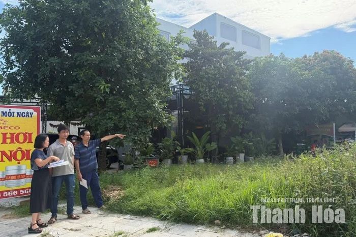 Người dân có đất tại MBQH số 83, thuộc xã Hoằng Vinh, huyện Hoằng Hóa cũ (nay là xã Hoằng Hóa) trao đổi với phóng viên về tình trạng vị trí, kích thước thực tế của khu đất có nhiều sai lệch so với hồ sơ mặt bằng.