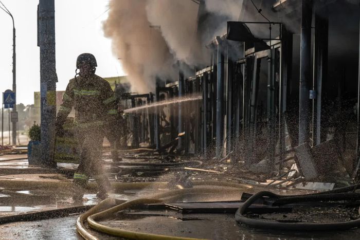 Lực lượng cứu hỏa nỗ lực dập lửa tại một khu chợ sách ở Kiev, Ukraine, ngày 16/8/2026, sau cuộc tập kích qua đêm của Nga bằng tên lửa đạn đạo và UAV động cơ phản lực. Ảnh: Getty Images.