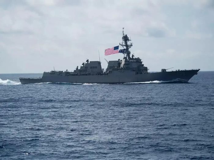 Tàu khu trục mang tên lửa dẫn đường USS Benfold của Hải quân Mỹ mất điện 4 ngày do sự cố kỹ thuật. Ảnh: USS Benfold.
