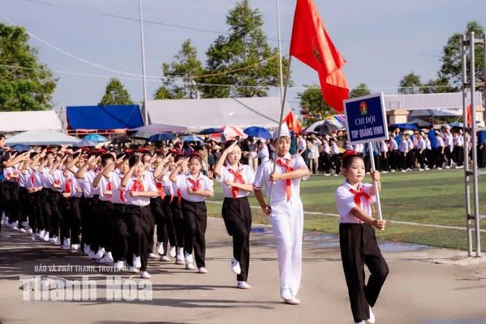 Các chi đội trong trang phục chỉnh tề, giương cao lá cờ đội, sải bước dứt khoát và đồng đều tiến vào sân thi.