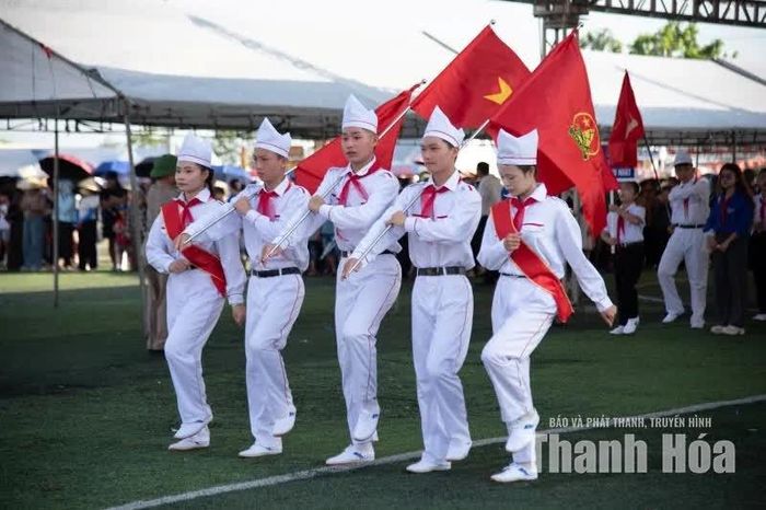 Nét mặt nghiêm trang, đội hình tăm tắp của Đội nghi lễ trong màn diễu hành khai mạc hội trại.