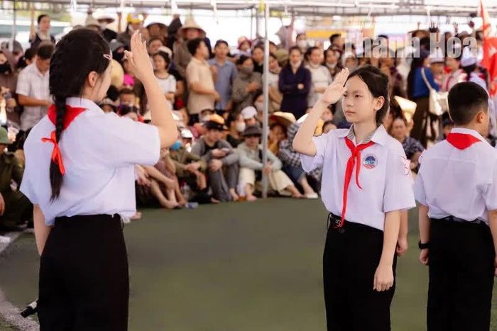 Nét mặt đĩnh đạc của em đội viên trong phần thi nghi thức.