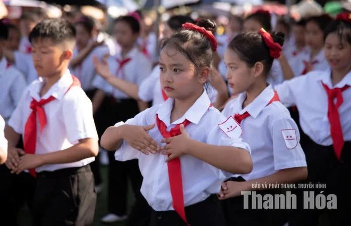 Những giọt mồ hôi lấm tấm trên má và sự rạng rỡ của các em khi hòa mình vào không khí sôi động của ngày hội.