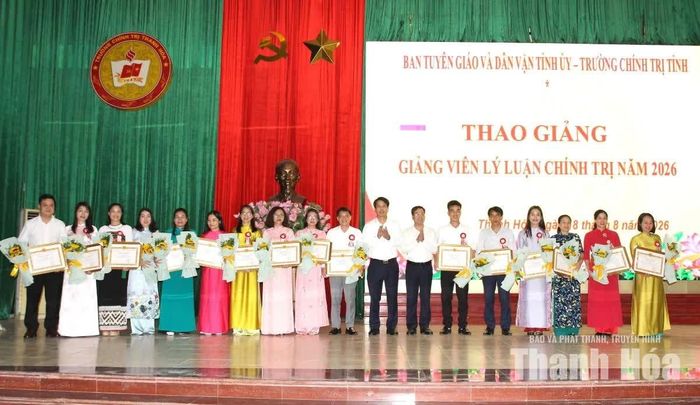 Trưởng Ban Tuyên giáo và Dân vận Tỉnh ủy Đào Xuân Yên trao chứng nhận cho các giảng viên.