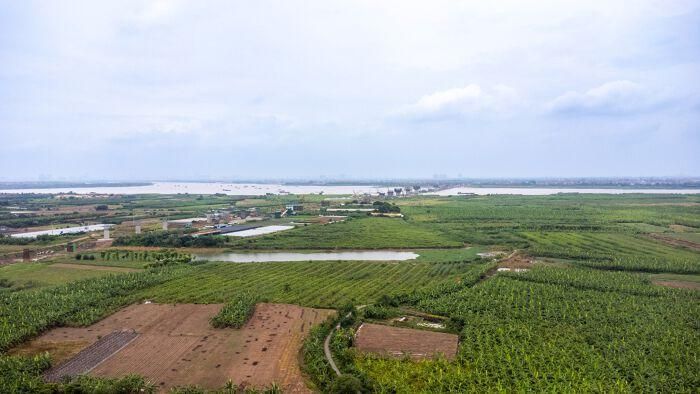 Cầu Hồng Hà đang xây dựng trên tuyến Vành đai 4 đi qua phía phía tây khu đất.