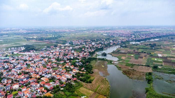 Khu đất này thuộc địa bàn của xã Mê Linh và Thiên Lộc, kéo dài từ Vành đai 4 xuống khu vực cầu Thượng Cát đang xây. Về ranh giới cụ thể, khu đất có phía đông bắc được bao bọc bởi đê tả sông Hồng; phía tây nam giáp với vị trí quy hoạch cụm công viên tại bãi sông Tráng Việt.
