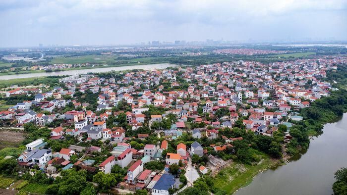 Về hiện trạng hạ tầng giao thông, mạng lưới giao thông ở khu vực này hiện vẫn còn tương đối hạn chế, phải di chuyển chủ yếu qua đê tả sông Hồng.