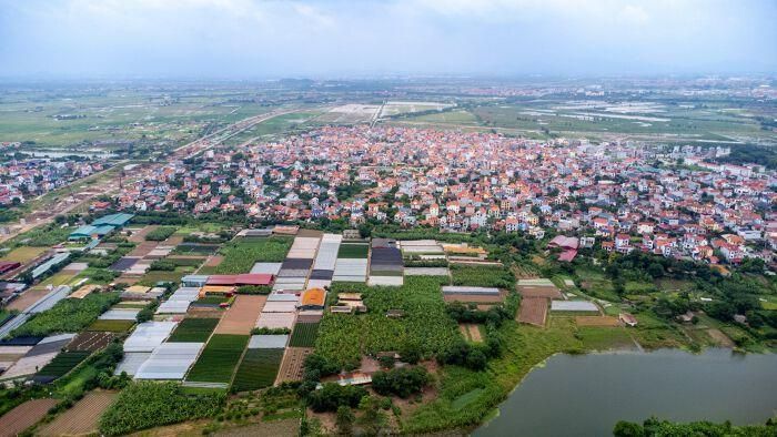 Chưa có thông tin chính thức về chi tiết các khu đất đối ứng cho Trục đại lộ cảnh quan sông Hồng. Còn theo hồ sơ đề xuất của nhà đầu tư, có 12 khu đất đối ứng với tổng diện tích khoảng 5.073 ha được đề xuất thanh toán cho dự án. Trong đó, Khu đất phát triển đô thị số 1 nằm trong phạm vi phân khu Sông Hồng có diện tích gần 520 ha, giá trị phát triển dự kiến gần 25.000 tỷ đồng.