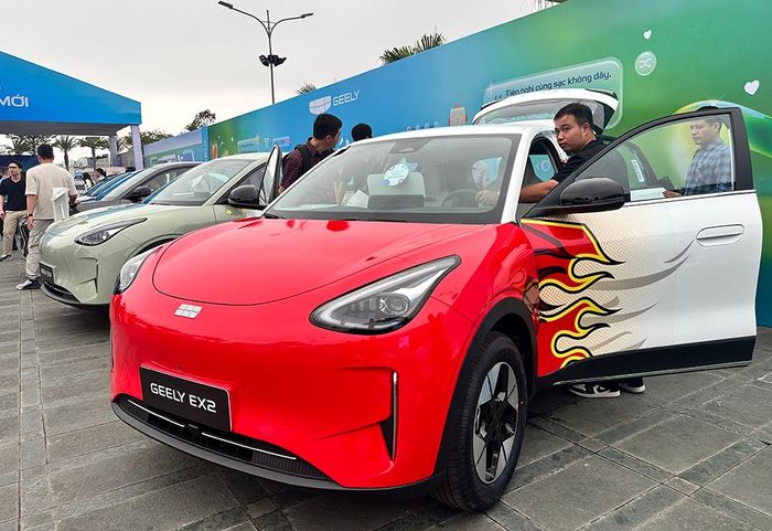 Làn sóng xả hàng, giảm giá sâu từ hàng loạt thương hiệu Trung Quốc như MG, Chery, BYD, Haval hay Geely đang ép các liên doanh xe Nhật - Hàn phải liên tục tung đòn phản công bằng các gói hỗ trợ 50% đến 100% lệ phí trước bạ. Cuộc đua hạ giá này một mặt giúp đẩy nhanh thanh khoản toàn thị trường nhưng mặt khác lại thu hẹp đáng kể biên lợi nhuận của các đại lý phân phối.