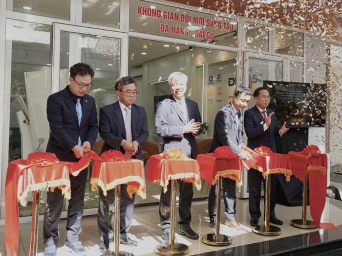 Lãnh đạo TP Đà Nẵng và Tổng Lãnh sự Hàn Quốc tại Đà Nẵng cùng đại diện VP thành phố Deagu tại TP. HCM. Ảnh Sở KH&CN Đà Nẵng.