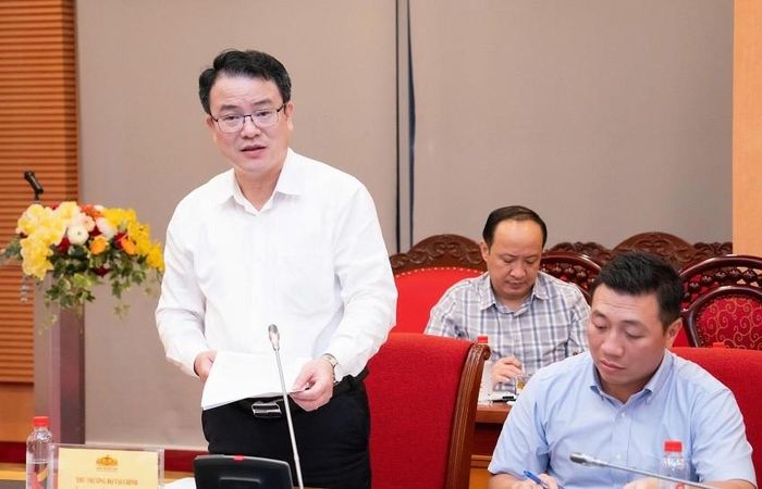 Thứ trưởng Bộ Tài chính Trần Quốc Phương trình bày Tờ trình về việc tách Dự án điện hạt nhân Ninh Thuận thành các dự án độc lập. Ảnh: quochoi.vn.