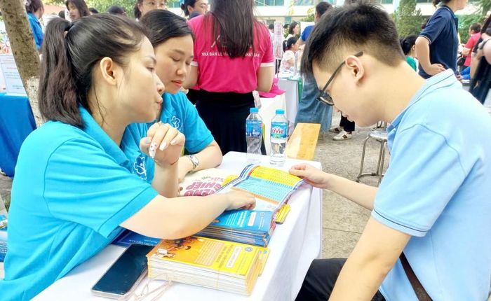Tư vấn, hướng dẫn người lao động tham gia bảo hiểm xã hội. Ảnh: Thu Hằng.