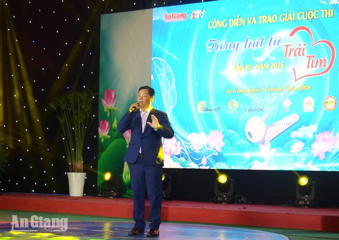 Thí sinh Võ Văn Thi, ngụ xã Vĩnh Xương, thể hiện bài hát “Ơn Đảng”, đoạt giải nhì cuộc thi.