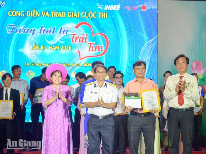 Ban tổ chức trao giải ba cho thí sinh Trần Hoàng Giang, ngụ xã Hòn Đất.