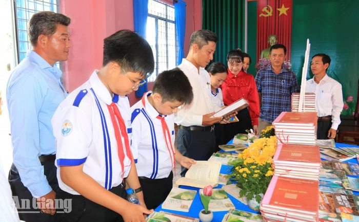 Đại biểu, học sinh tham quan thư viện.