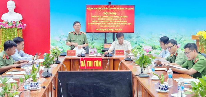 Đoàn kiểm tra của Phòng An ninh mạng và phòng, chống tội phạm sử dụng công nghệ cao làm việc tại xã Tri Tôn.