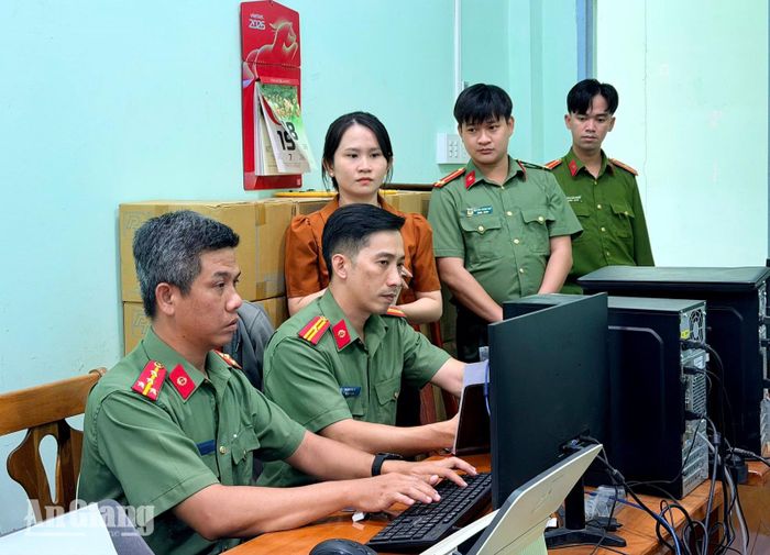 Đoàn kiểm tra của Phòng An ninh mạng và phòng, chống tội phạm sử dụng công nghệ cao làm việc tại xã Cô Tô.