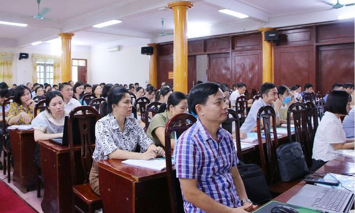  Đại biểu các xã, phường tham dự hội nghị bồi dưỡng nghiệp vụ rà soát hộ nghèo, cận nghèo. 
