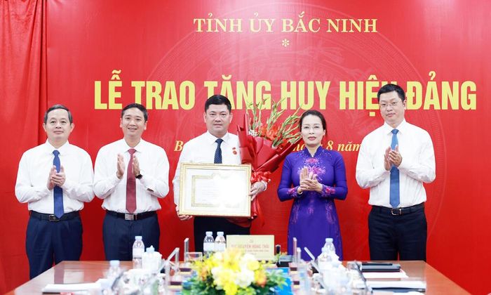  Các đồng chí Thường trực Tỉnh ủy tặng hoa chúc mừng đồng chí Nguyễn Hồng Thái. 