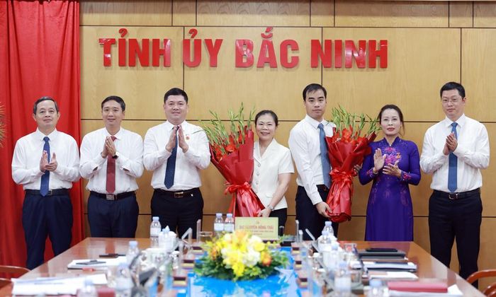  Các đồng chí Thường trực Tỉnh ủy tặng hoa chúc mừng 2 đồng chí vừa được chỉ định tham gia Ban Chấp hành Đảng bộ tỉnh nhiệm kỳ 2025-2030. 