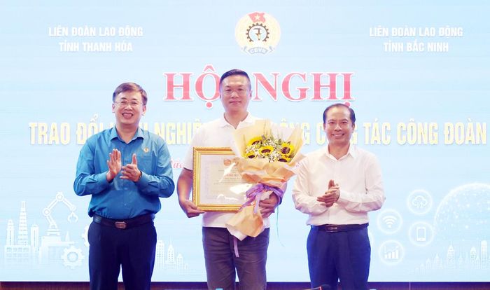  Các đồng chí: Lương Trọng Thành, Thạch Văn Chung trao Bằng khen của Liên đoàn Lao động tỉnh Bắc Ninh và tặng hoa chúc mừng ông Richard Yao. 