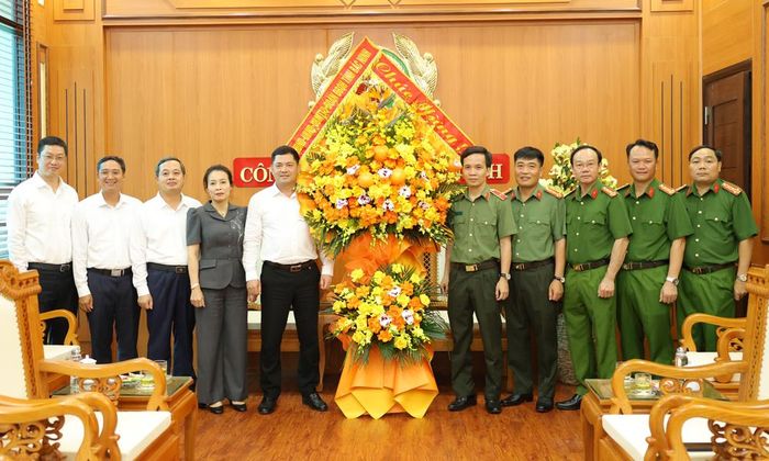 Các đồng chí lãnh đạo tỉnh chúc mừng lực lượng Công an tỉnh nhân ngày truyền thống Công an nhân dân.