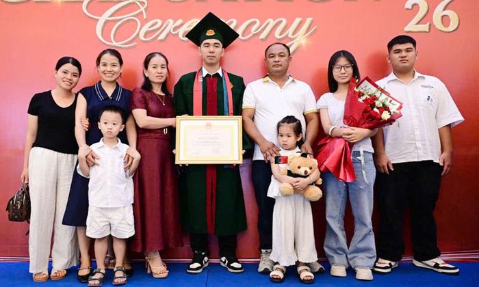 Gia đình và người thân chúc mừng thủ khoa Nguyễn Trường Giang, Trường Đại học Kinh tế (Đại học Quốc gia Hà Nội).