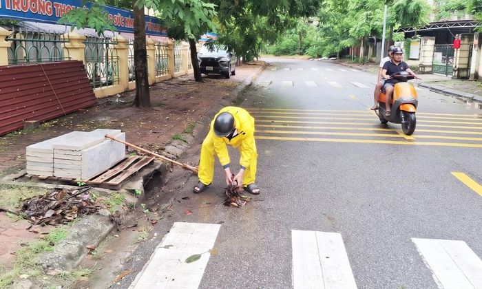 Tình trạng đọng nước tại cổng Trường Trung học cơ sở Vệ An, phường Kinh Bắc được xử lý sau phản ánh của người dân. 