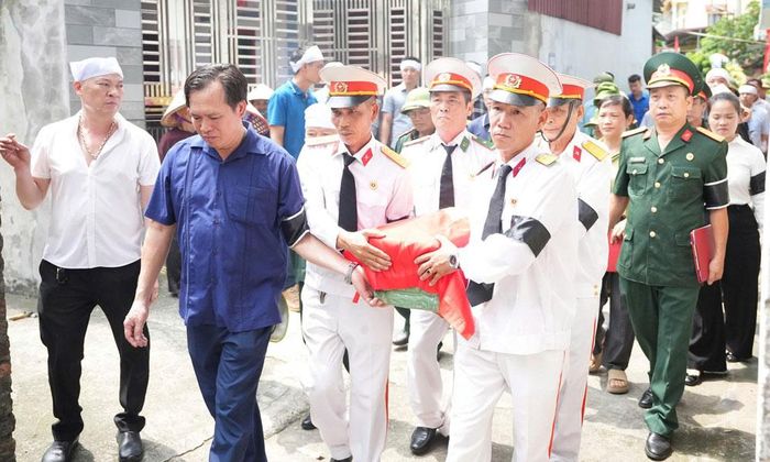 Chính quyền và Nhân dân phường Tiền Phong đón liệt sĩ Ninh Văn Quang trở về an táng tại Nghĩa trang liệt sĩ Song Khê.