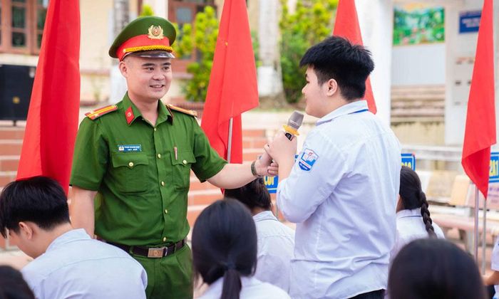 Cán bộ Công an xã Lạng Giang tuyên truyền cách nhận biết thông tin xấu độc trên mạng xã hội cho học sinh.