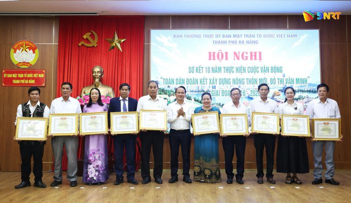 Ban công tác mặt trận các địa phương được tuyên dương trong thực hiện hiệu quả Cuộc vận động “Toàn dân đoàn kết xây dựng nông thôn mới, đô thị văn minh”. Ảnh: LÊ PHẠM