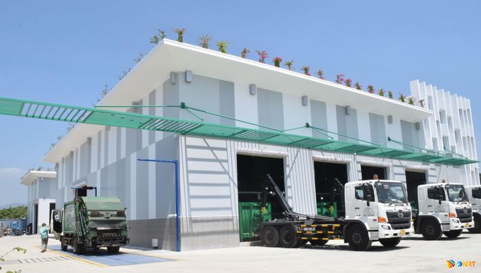 Trạm trung chuyển rác ở đường Lê Thanh Nghị liên tục được vận hành công suất cao. Ảnh: HOÀNG HIỆP