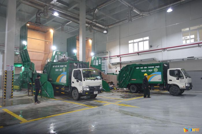 Trạm trung chuyển rác khu vực Sơn Trà thường xuyên quá tải do khối lượng rác thu gom được tăng cao. Ảnh: HOÀNG HIỆP