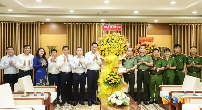 Bí thư Thành ủy Lê Ngọc Quang (thứ 7, bên trái sang) cùng lãnh đạo thành phố tặng hoa chúc mừng Công an thành phố Đà Nẵng. Ảnh: NGỌC PHÚ