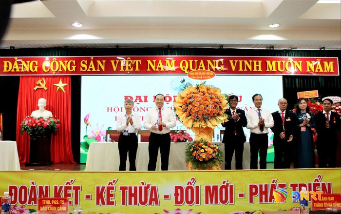 Lãnh đạo Hội Đông y Việt Nam tặng hoa chúc mừng đại hội. Ảnh: TRỌNG HUY