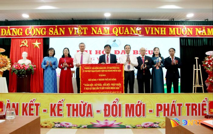 Lãnh đạo thành phố tặng Hội Đông y thành phố bức trướng với dòng chữ: "Đoàn kết - Kế thừa - Đổi mới - Phát triển y học cổ truyền vì sức khỏe nhân dân". Ảnh: TRỌNG HUY