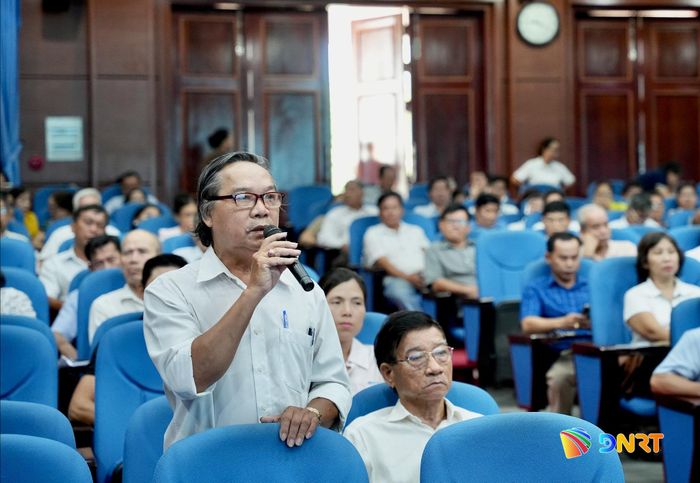 Cử tri phường Thanh Khê nêu kiến nghị tại buổi tiếp xúc. Ảnh: T.CÔNG