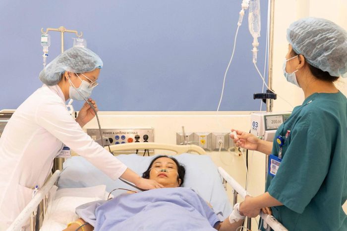 Bệnh nhân bị sốc nhiệt được điều trị tích cực tại Khoa Hồi sức tích cực - chống độc (Bệnh viện Việt - Hàn Đà Nẵng). Ảnh do bệnh viện cung cấp