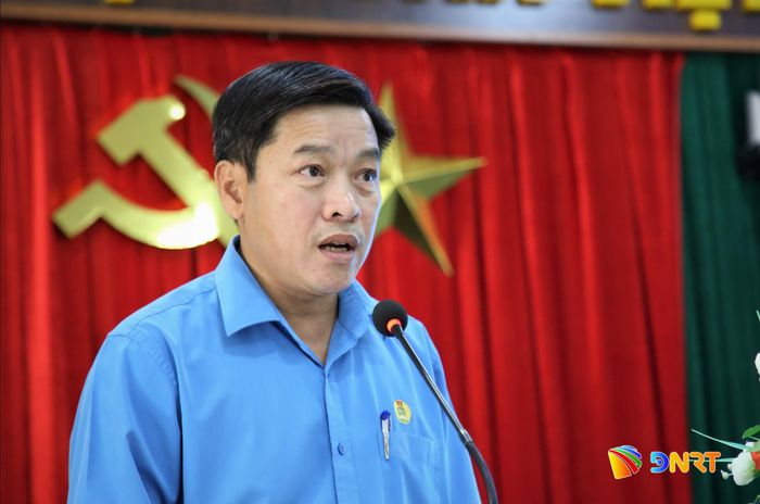 Đại diện Liên đoàn Lao động thành phố thông tin tại hội nghị giao ban công đoàn cơ sở. Ảnh: ALĂNG NGƯỚC