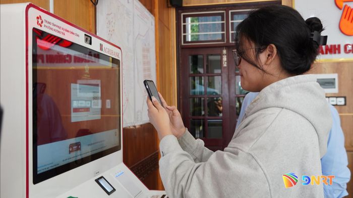 Người dân có thể tự thao tác, tiếp cận dịch vụ công trên kiosk thông minh một cách thuận lợi. Ảnh: DIỄM LỆ