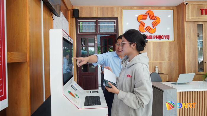 Em Nguyễn Phương Thảo thực hiện thủ tục giấy tờ nhập học đại học trên kiosk thông minh. Ảnh: DIỄM LỆ