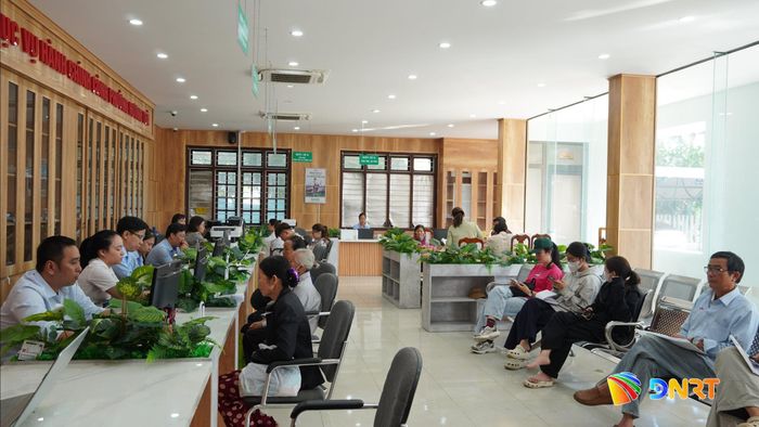 Người dân thực hiện thủ tục hành chính tại Trung tâm Phục vụ hành chính công phường Hương Trà. Ảnh: DIỄM LỆ