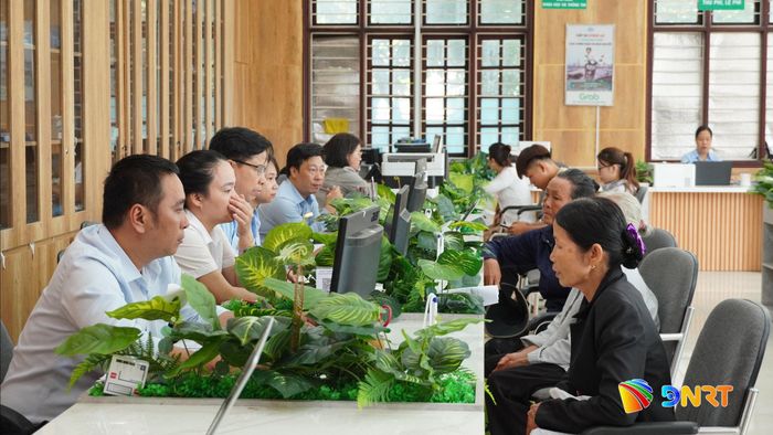 Sau khi thao tác trên kiosk thông minh, người dân chỉ cần nhận giấy hẹn tại quầy giao dịch thực hiện thủ tục mà không phải chờ đợi lâu. Ảnh: DIỄM LỆ