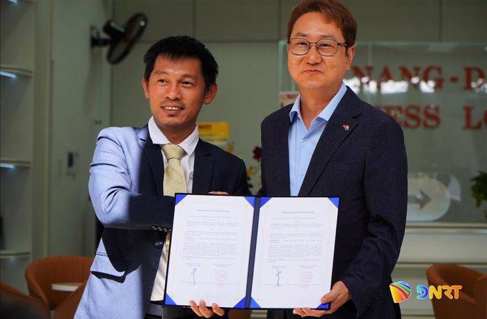 Trao các biên bản ghi nhớ hợp tác (MOU) giữa doanh nghiệp thành phố Đà Nẵng và thành phố Daegu. Ảnh: VINH ANH