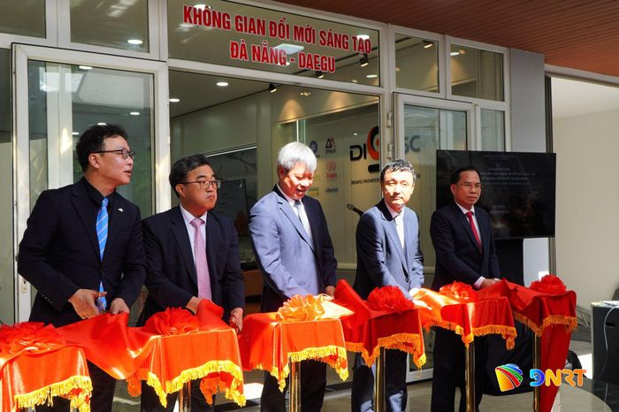 Lãnh đạo thành phố Đà Nẵng và đại diện thành phố Daegu thực hiện nghi thức khai trương Không gian trình diễn công nghệ và đổi mới sáng tạo thành phố Daegu tại Đà Nẵng. Ảnh: VINH ANH