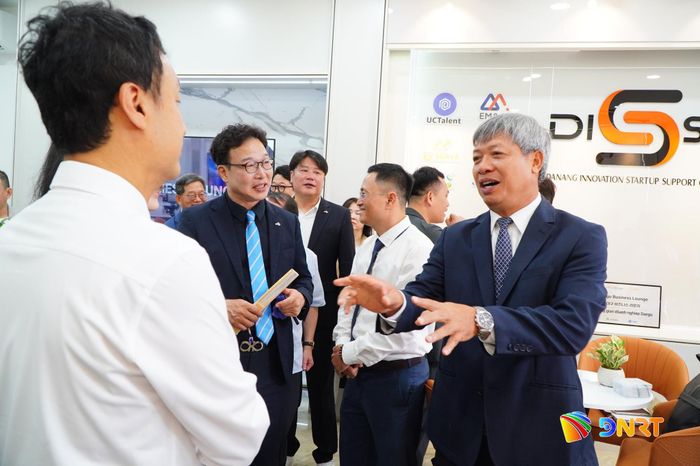 Phó Chủ tịch UBND thành phố Hồ Quang Bửu (ngoài cùng bên phải) trao đổi với các đại biểu tại Không gian trình diễn công nghệ Daegu tại Đà Nẵng. Ảnh: VINH ANH