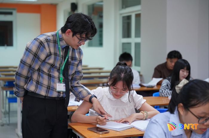 Khai giảng tối 17/8, lớp học đã thu hút đông đảo học viên. Ảnh: NGỌC HÀ